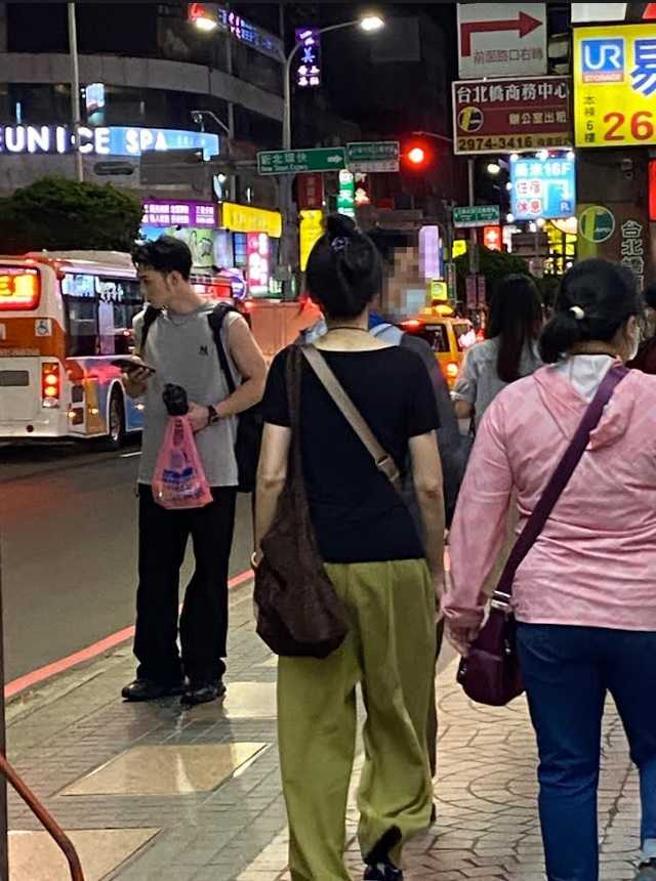 不少民眾看到男神在路边，直接拿起手机捕获野生黄伟晋。（图／读者提供）