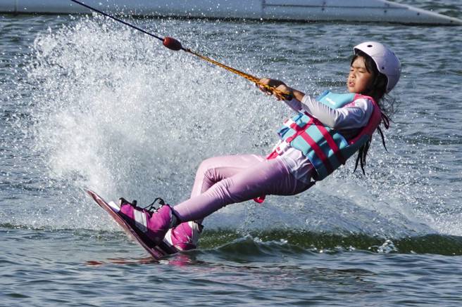 全台持续酷热，民眾从事水上活动消暑。（黄子明摄）
