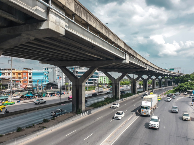 泰國曼谷一座正在建造的高架橋10日晚間突然倒塌。圖為泰國高架橋資料照，非出事路段。（資料照／shutterstock）