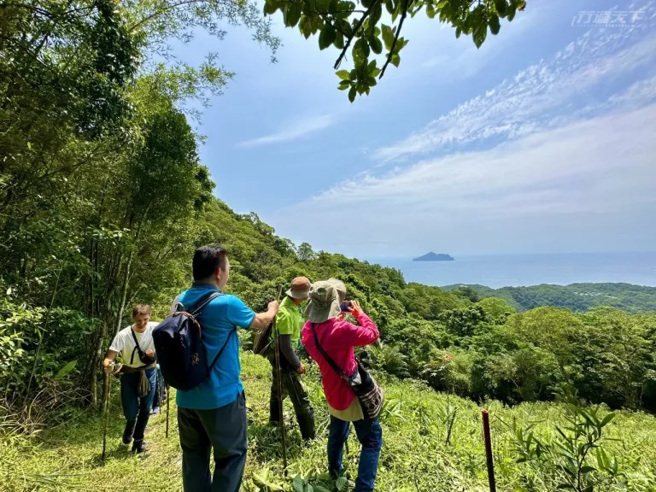 沿着百年古道而行，一阵挥汗如雨后来到生态造林区，海上的龟山岛映入眼帘。（图／行遍天下提供）
