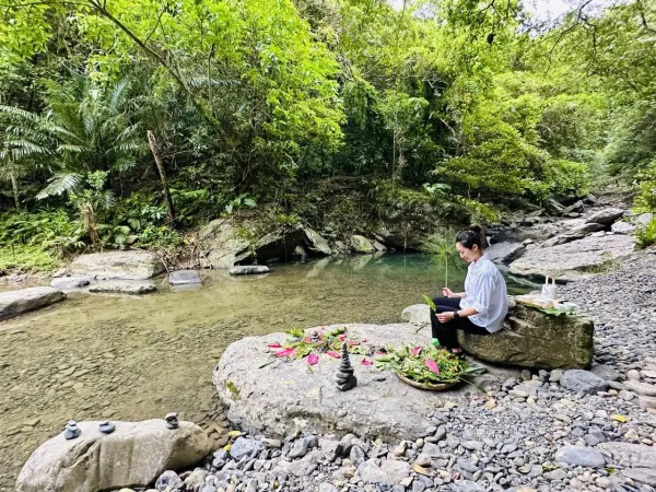 梗枋溪流过头城休閒农场，溪畔绿林环绕，在此饮茶、迭石、以花草创作曼陀罗图案，过程疗癒静心。（图／行遍天下提供）

