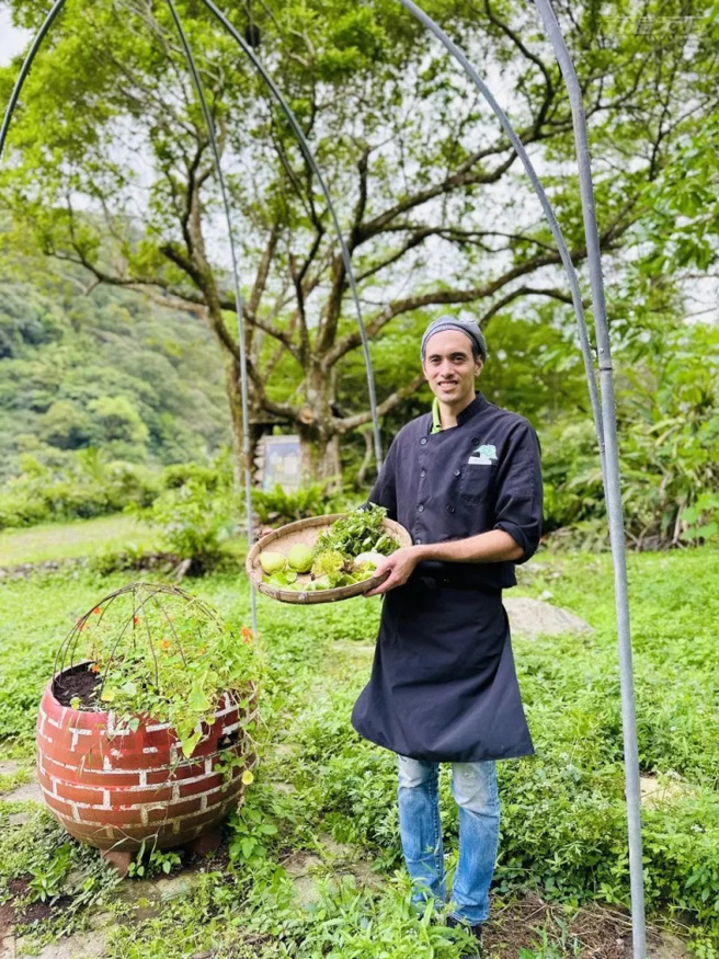 来自瑞士的绿色厨房主厨吴小龙，以农场自种的有机蔬菜设计菜单，海鲜与肉类料理保留食物原味，仅以香料酱汁增添风味。（图／行遍天下提供）