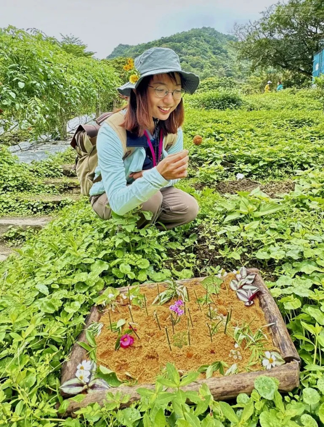 走访山猪的餐桌，试着在泥土般的黑糖粉里，挖掘根茎类点心，体验山猪寻找食物的挖掘乐趣。（图／行遍天下提供）
