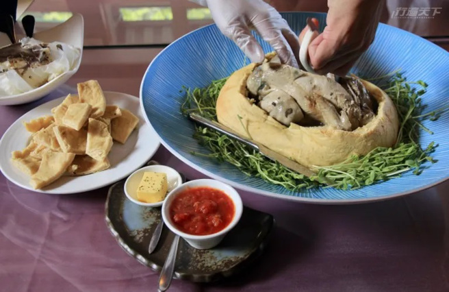 藏酒酒庄的无菜单料理食材多取自宜兰，这道麵包鸡锁住鸡汤精华，可用麵包沾汤汁享用。（图／行遍天下提供）