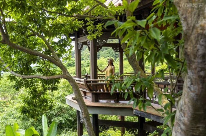 被绿意环抱的南亭视野辽阔，可俯瞰全园、远眺九重山。（图／行遍天下提供）