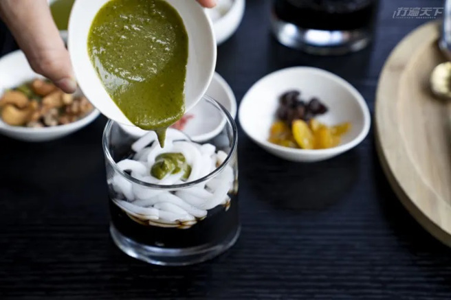 入住后奉上清凉仙草米苔目，拉开歇心序幕。（图／行遍天下提供）
