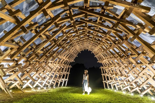 ▲提灯夜游，在星空下感受夏夜风情。（图／行遍天下提供）
「风檐展书读」末了，循地酒与小食佐黑胶唱片遁入旧时光，回房后，因应时节悉心调配的艾草汤方加入浴池，让热气氤氲浸润身心，整天的疲惫烟消云散，一夜好眠。
