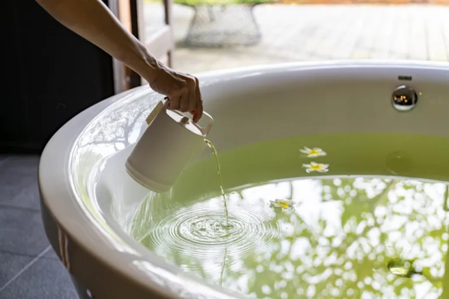 这个季节选用艾草汤方，特制的节气茶汤，让身心彻底放松。（图／行遍天下提供）
