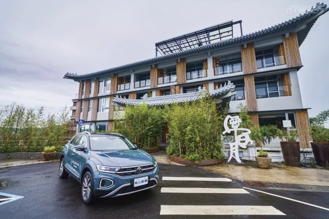 饭店融合东方文化打造出一座山中书院。（图／行遍天下提供）