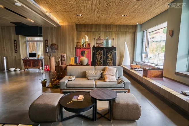 饭店大厅以东方书院意象规划藏经书斋、文人雅士下棋区及接待柜台。（图／行遍天下提供）