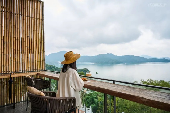 位于4楼的大厅咖啡「先得月」奢侈坐拥日月潭景第一排、270度湖景。（图／行遍天下提供）