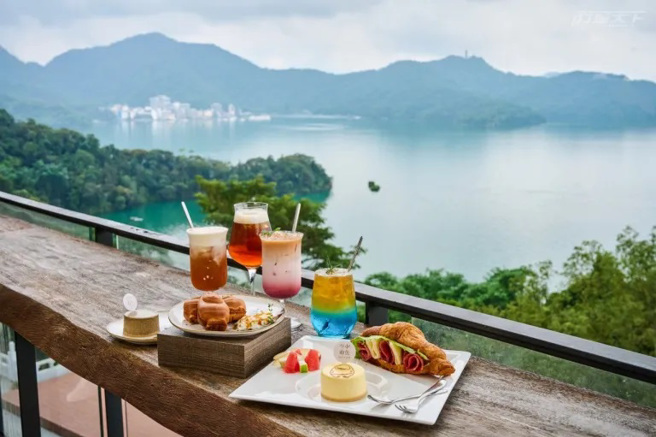 高人气的绝讚湖景咖啡厅「先得月」可品味日月潭茶点和精致早餐。（图／行遍天下提供）