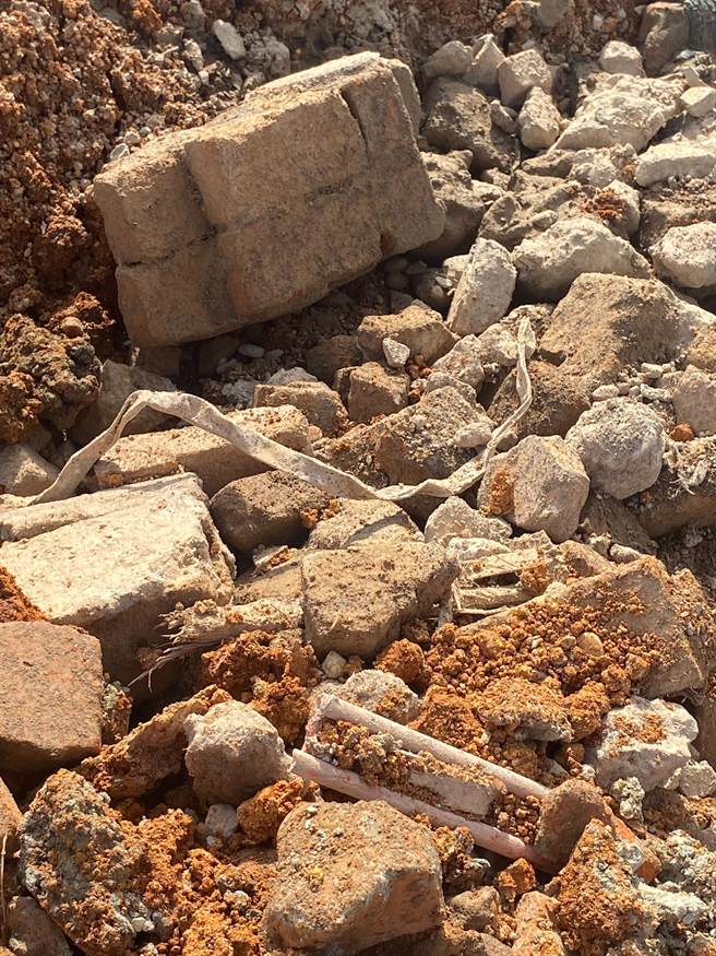 嘉义县环保局日前查获一起鱼塭回填营建废弃物案，鱼塭约4405平方公尺，部分已回填土方夹杂砖块、水泥块、铁条、水管等。（嘉义县政府提供/吕妍庭嘉义传真）