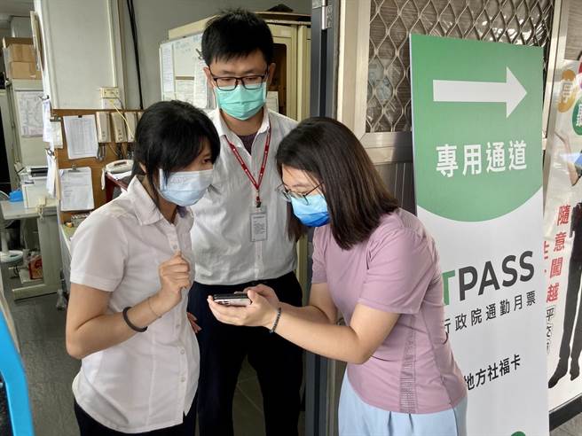 嘉義縣政府計畫推出399元通勤月票，日前敬老、愛心卡搭台鐵已上線。（嘉義縣政府提供／呂妍庭嘉義傳真）