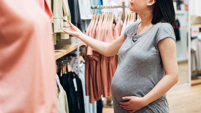 一名女子表示，逛街到一半，男友突甩开她的手，帮年轻陌生女孕妇绑鞋带。（图／示意图，达志影像）