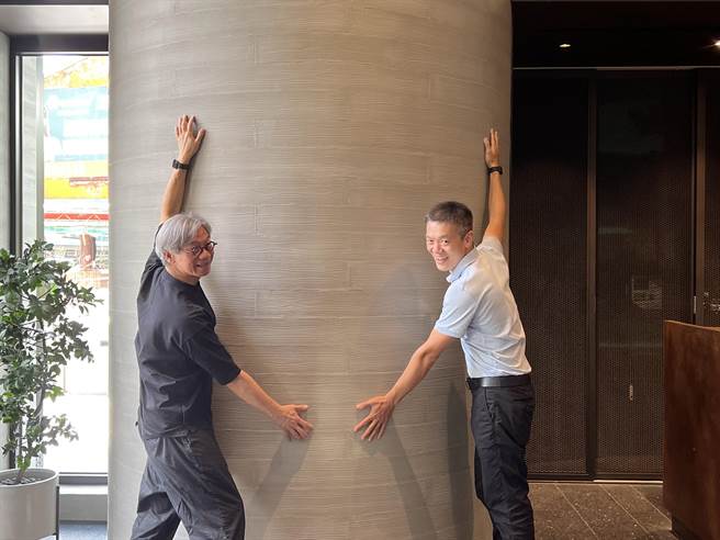 磐钰「大膳哲哲」公设大厅的圆柱设计。（林欣仪摄）