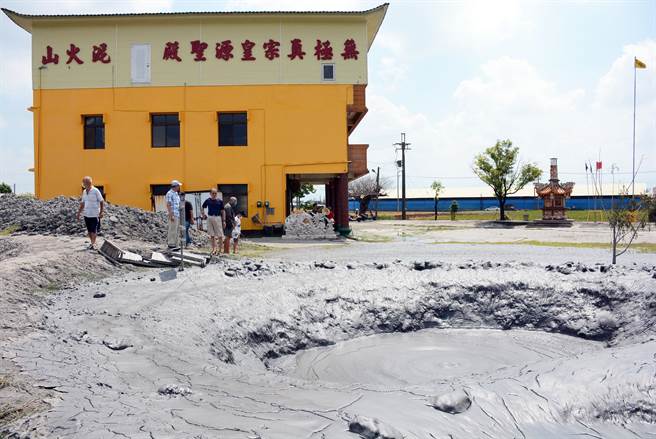 万丹泥火山速喷3小时，游客闻讯前来扑空。（林和生摄）