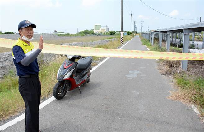 泥浆漫淹至道路，警方紧急拉起封锁线。（林和生摄）