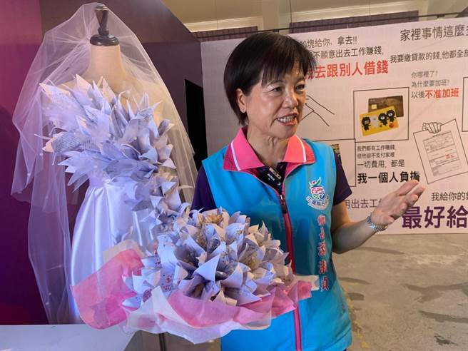 勵馨基金會在花蓮縣吉安鄉好客藝術村辦理「家庭暴力防治創意沉浸式互動展活動」，並用受暴婦女通報單製作的捧花，極具衝突的畫面，令人鼻酸。（吉安鄉公所提供／羅亦晽花蓮傳真）