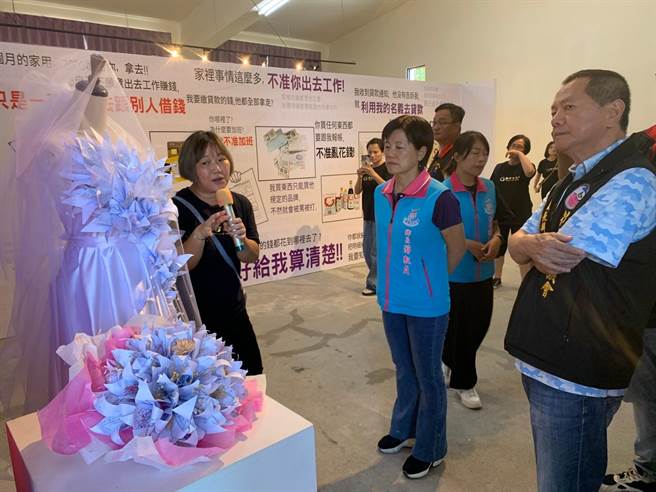 勵馨基金會在花蓮縣吉安鄉好客藝術村辦理「家庭暴力防治創意沉浸式互動展活動」，並用受暴婦女通報單製作的捧花，極具衝突的畫面，令人鼻酸。（吉安鄉公所提供／羅亦晽花蓮傳真）