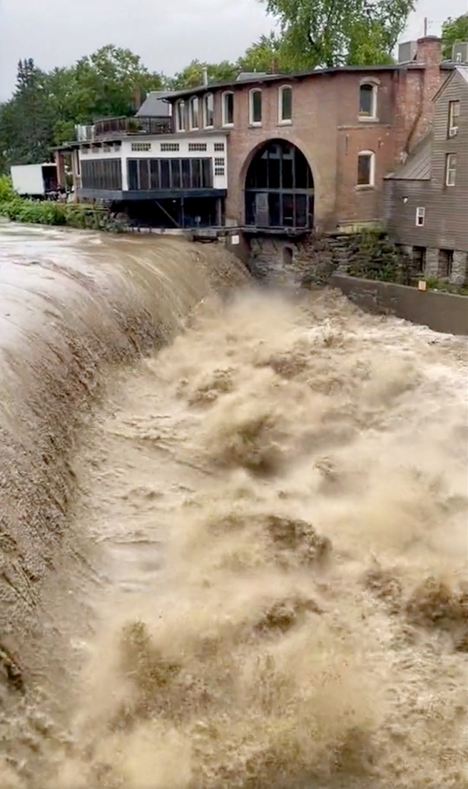 暴雨侵襲美國東岸佛蒙特州，當地溪水暴漲。（圖／路透社）