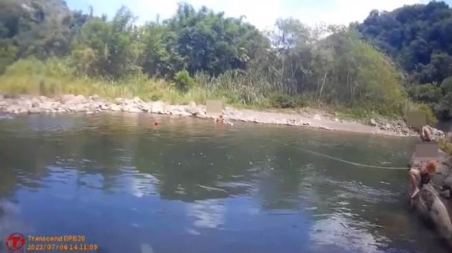 3名高中生屡屡越过警戒绳索，至不安全水区戏水，还爬上溪边的石头，准备跳水。（新北市消防局提供）