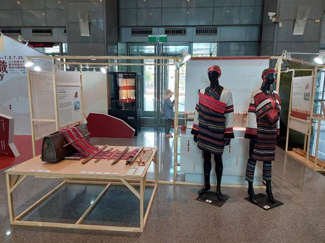 新北市原民局规画「qmlsay交织」特展，邀集北台八县市10间原民文物馆，在新北市政府一楼大厅展出共31件来自各馆的典藏展物。（陈慰慈摄）