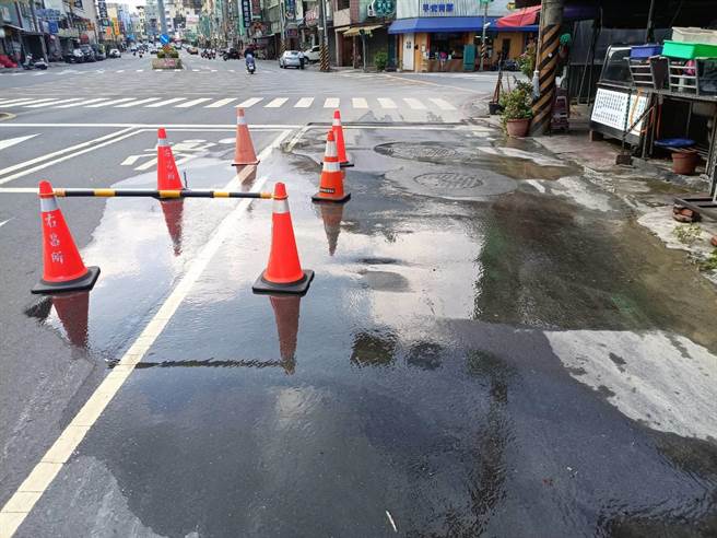 高雄市楠梓區右昌街與盛昌街口一處路面11日上午出現「湧泉」，用路人得繞道而行，相當不便。（翻攝照片／林瑞益高雄傳真）