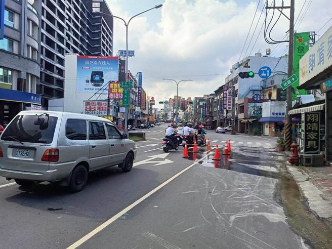 高雄市楠梓區右昌街與盛昌街口一處路面11日上午出現「湧泉」，民眾質疑台水公司處理速度緩慢。（翻攝照片／林瑞益高雄傳真）
