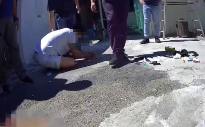 警方将杨嫌压制，并起出相关证物。（翻摄照片／高雄洪靖宜传真）