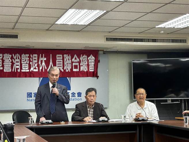 中华民国公教军警消联合总会11日上午在国民党智库召开「二次年改座谈会」，总会长刘盛良（左一）表示，唯有国民党总统参选人侯友宜当选总统，「年金再改革」才有机会实现。（陈薏云摄）