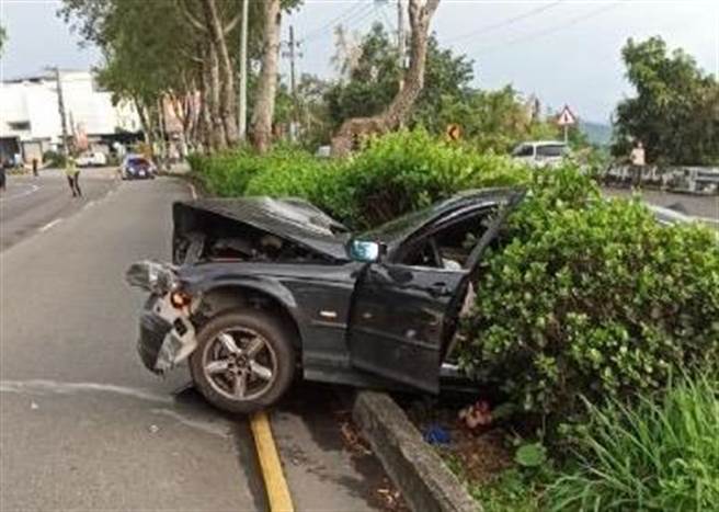 陈姓男子开车行经竹山镇集山路3段下坡过弯道，失控旋转180度撞分隔岛。（南投县消防局提供／杨静茹南投传真）