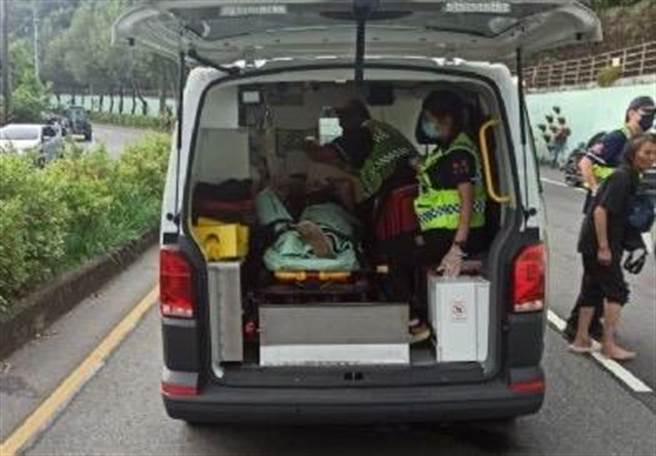 救护员操作救护车上超音波仪器，提供资料让医院急诊室医师判读，伤患因急救得宜没有生命危险。（南投县消防局提供／杨静茹南投传真）