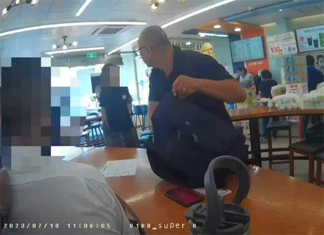 警方趁面交時逮到蘇姓少年及江姓男子。（翻攝照片／高雄洪靖宜傳真）