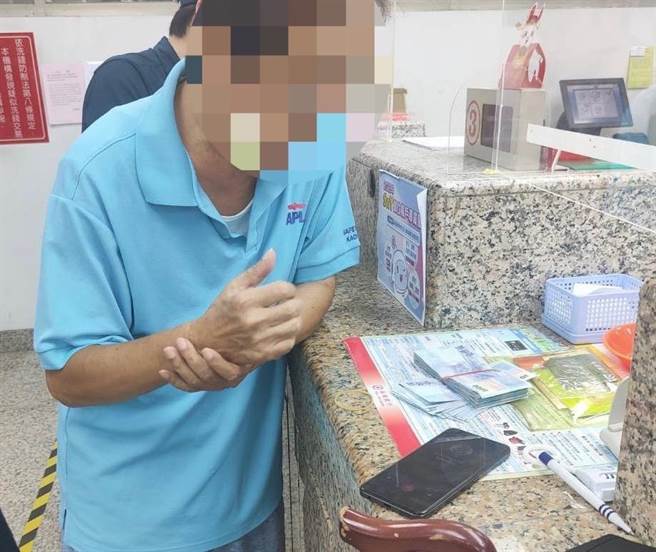 高雄73歲空軍退役的宋姓男子上網結識詐騙集團偽裝的外籍女子，拿著6萬元現金跑到銀行要匯款時遭行員識破報警。（高市鹽埕分局提供／袁庭堯高雄傳真）