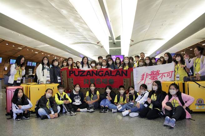 陈莹3日在桃园机场为小朋友送机时，鼓励大家这次比赛一定要「非莹不可」。（陈莹办公室提供／游念育台北传真）