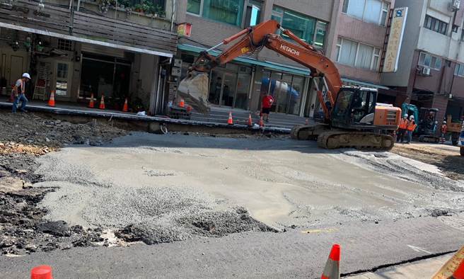 台北市大同區南京西路與貴德街口的「天坑」，歷經灌漿作業後路面趨於穩定，11日上午中華電信、天然氣及自來水等業者進駐鋪設管線，土木技師公會則預計於11日下午5時於當地使用透地雷達檢查，確定地下無空洞或新的掏空區域。（陳怡君辦公室提供／丁上程台北傳真）