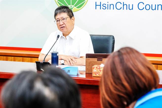 县长杨文科对新竹客运公车将在9月12日不续营问题，指「中央要负责任，不能断了就断！」（罗浚滨摄）