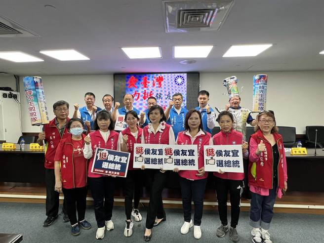 台南市議會國民黨團偕同台南市韓友會率先表態「力挺侯友宜選總統」，並呼籲其他縣市議會國民黨團一起拉抬侯友宜的聲勢。（洪榮志攝）