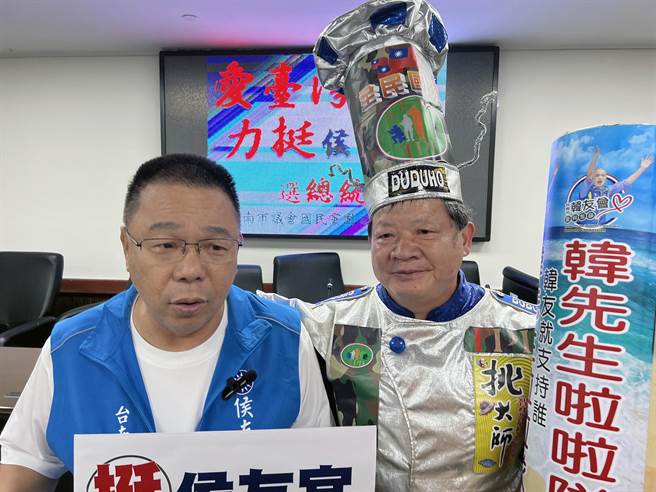 出席「力挺侯友宜選總統」記者會的台南市韓友會理事長「挑大師」廖盛芳強調，只要「韓國瑜支持誰，韓友就支持誰」。（洪榮志攝）