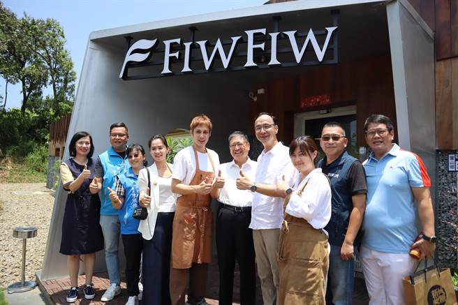 國民黨主席朱立倫（右四）強調黨內立場是團結支持侯友宜。（邱立雅攝）