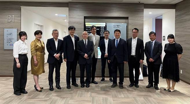 AFACT今日在日本京都市举行第41届期中会议，图为资策会执行长暨AFACT中华民国代表卓政宏(右4)与各国代表于会后合影。(资策会提供)