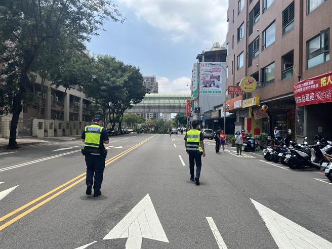 台中市南屯区向上路一段716号前路树突然倒塌压到汽车，四分局立即启动交通快打，现场进行交通管制。（民眾提供／张亦惠台中传真）