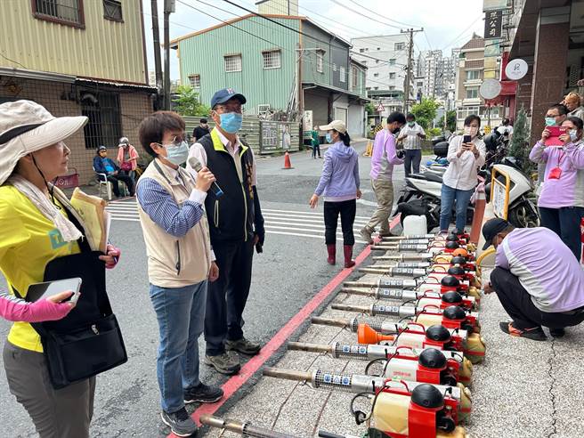 副市长赵卿惠（左二）今天到永康区为防治人员打气。（永康区公所提供／曹婷婷台南传真）