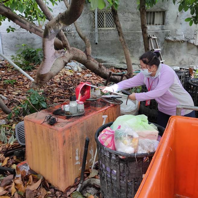 永康区登革热疫情严峻，防治人员持续针对环境展开孳生源清除。（永康区公所提供／曹婷婷台南传真）