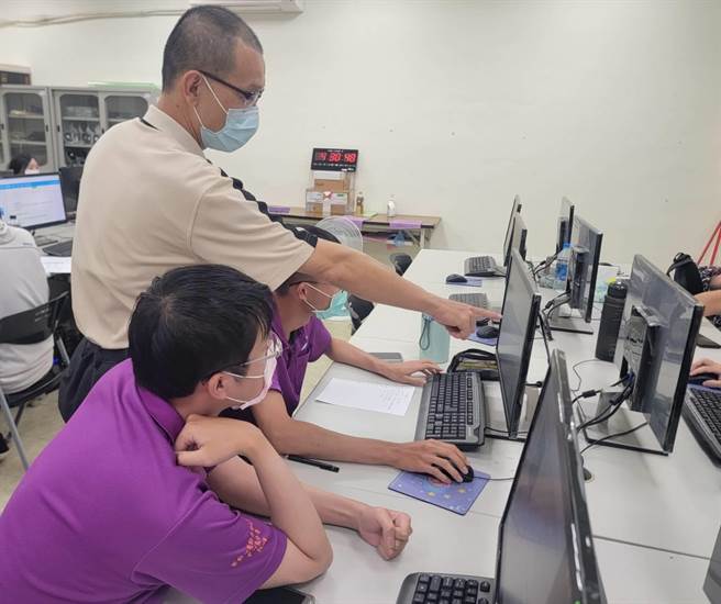 中彰投分署开办「全端网页设计青年专班」，帮助非本科系学员可经由460小时训练后成功跨域学习。(中彰投分署提供)