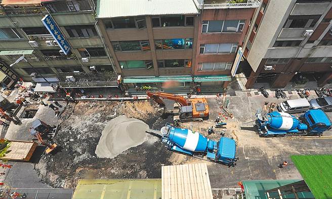南京西路「天坑」区域，由于邻近大稻埕烟火节活动地点，不少民眾担心是否会受到影响。（刘宗龙摄）