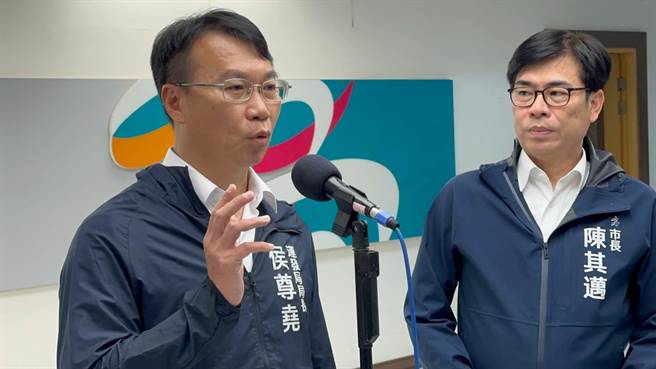 对于高雄钢铁人被指为陆资，高雄市长陈其迈（右）今（11）日避谈，运发局长侯尊尧（左）回应，尊重投审会审查结果并非陆资，而主场凤山运动中心仍可照常使用。（柯宗纬摄）
