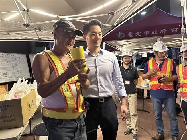 台北市長蔣萬安10日晚間未帶隨扈，前往南京西路天坑現場慰勞同仁，在場人員開心與蔣萬安合影，蔣萬安也來者不拒。（讀者提供／劉彥宜台北傳真）