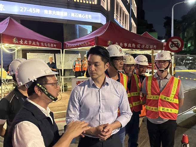 台北市長蔣萬安10日晚間低調前往南京西路天坑慰勞同仁，並聽取輪值指揮官、工務局副局長黃立遠簡報搶修情形。（讀者提供／劉彥宜台北傳真）